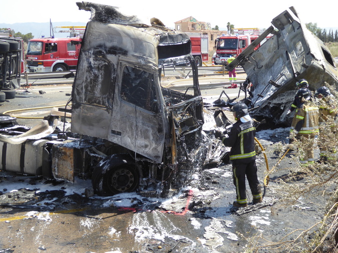 img/galeria/intervenciones2016/18.6.2016 Accidente de Trafico 2 camiones y 2 turismos A7/P1000525JPG.jpg